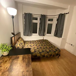 4 Wharncliffe Drive Guest house Hanwell